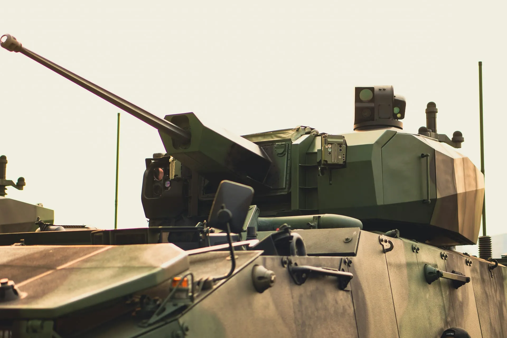 Armement & Munitions — shot peening et cold working sur tubes canon, corps de missiles et systèmes d'armes critiques