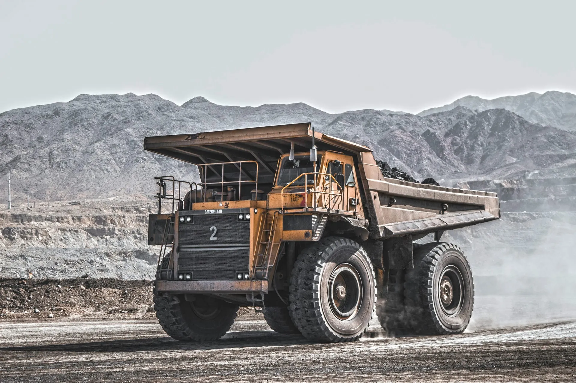 Mines & Carrières — shot peening et HFMI sur camions bennes, pelles, draglines, concasseurs, granulats et cimenteries